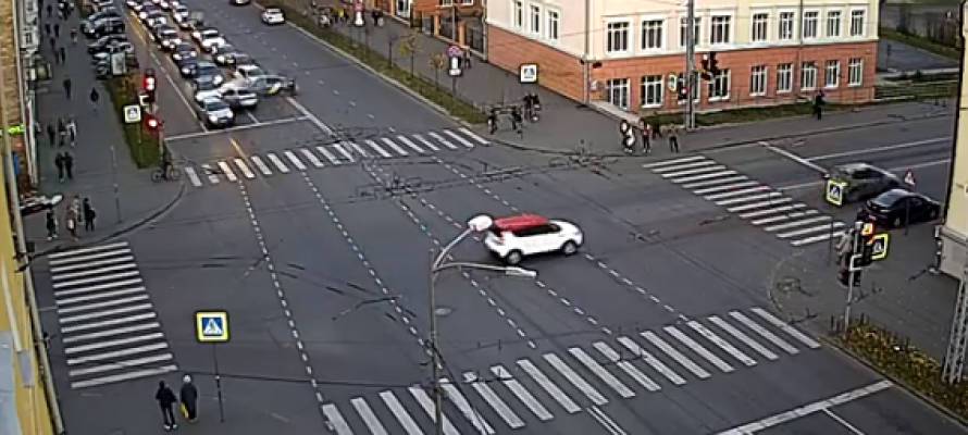 Массовое ДТП в центре Петрозаводска спровоцировал вылетевший на "красный" автомобиль (ВИДЕО)