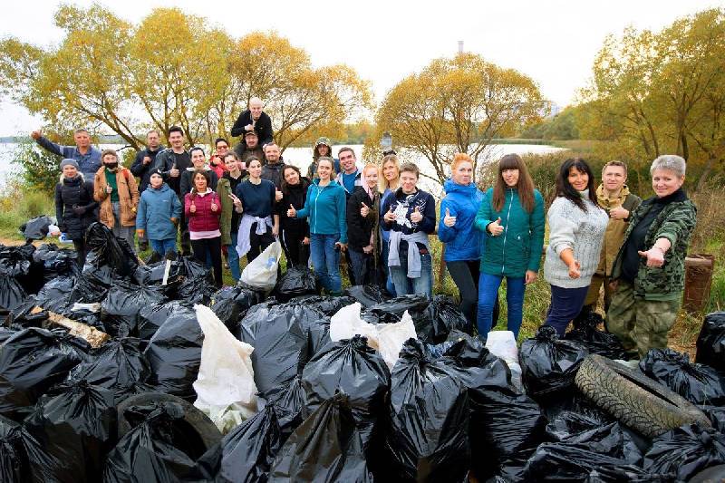 Собрали 202 мешка. Активисты очистили от мусора берег озера в Смоленском районе
