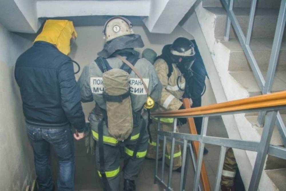 Спасатели эвакуировали 70 человек при пожаре в жилом доме в Таганроге