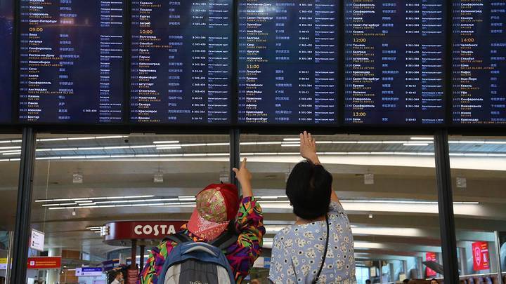 Около 30 рейсов задержали и отменили в аэропортах Москвы