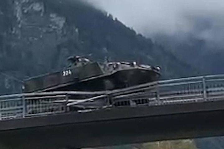 В Швейцарии танк пробил ограждение и чуть не упал в реку с моста
