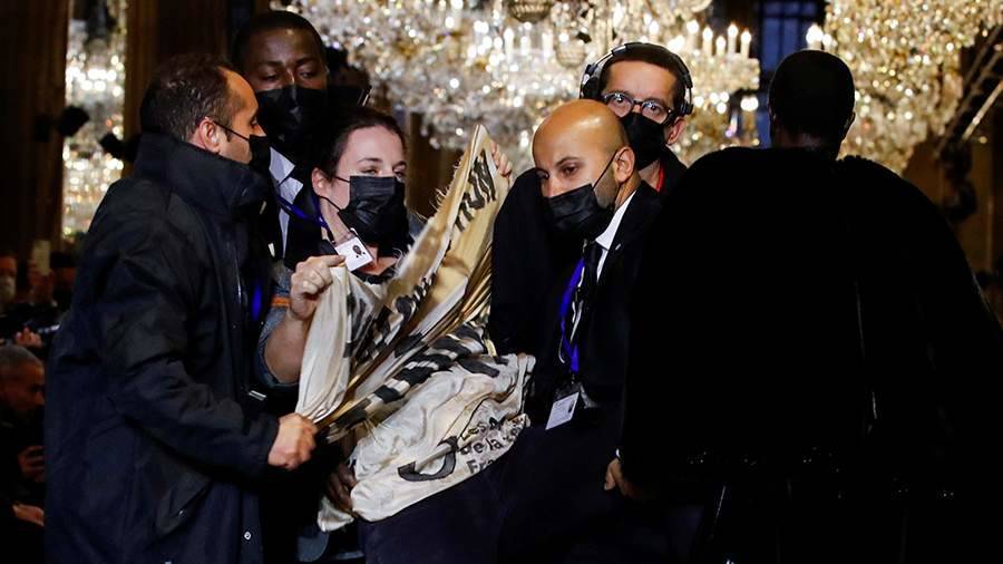Протестующие против изменения климата сорвали шоу Louis Vuitton в Париже