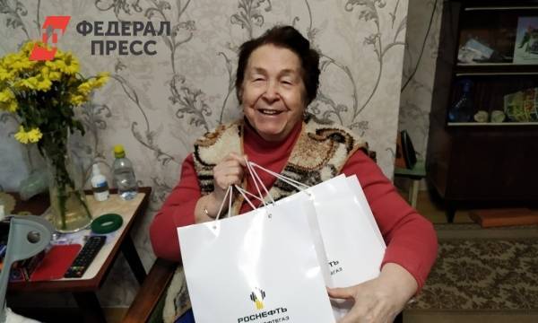 Волонтеры «Тюменнефтегаза» поздравили пенсионеров с Днем пожилого человека