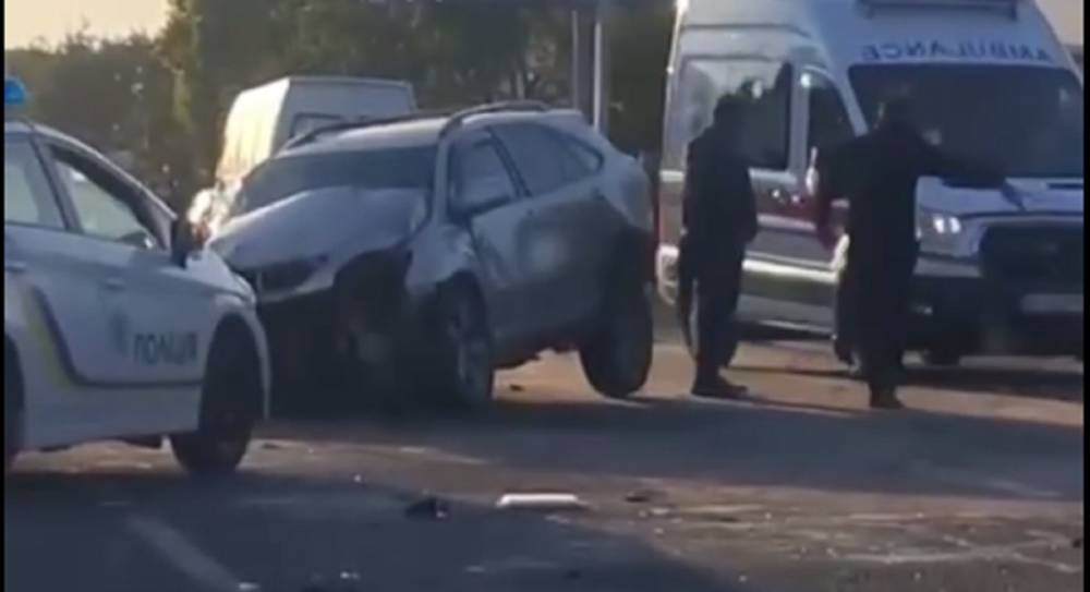 Lexus на полном ходу протаранил авто с военными, много пострадавших: кадры масштабного ДТП под Одессой