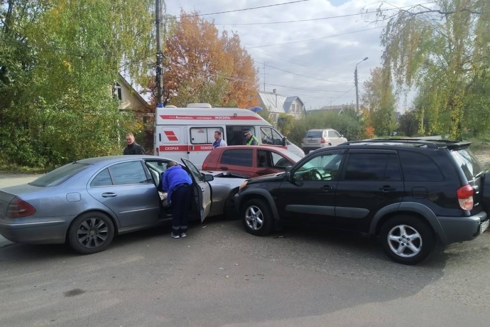 Два человека пострадали в столкновении трех автомобилей в Твери