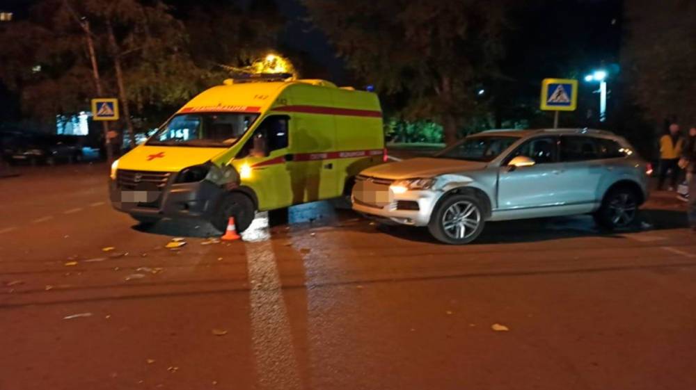 В Воронеже пострадала врезавшаяся в машину скорой помощи автомобилистка