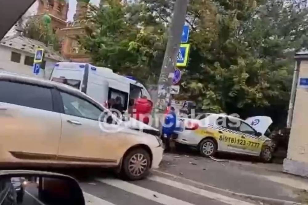 Машина такси вылетела на тротуар после ДТП в Краснодаре