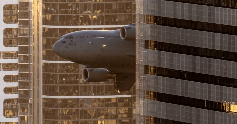 Австралийская авиация провела эффектные маневры среди небоскребов (фото)