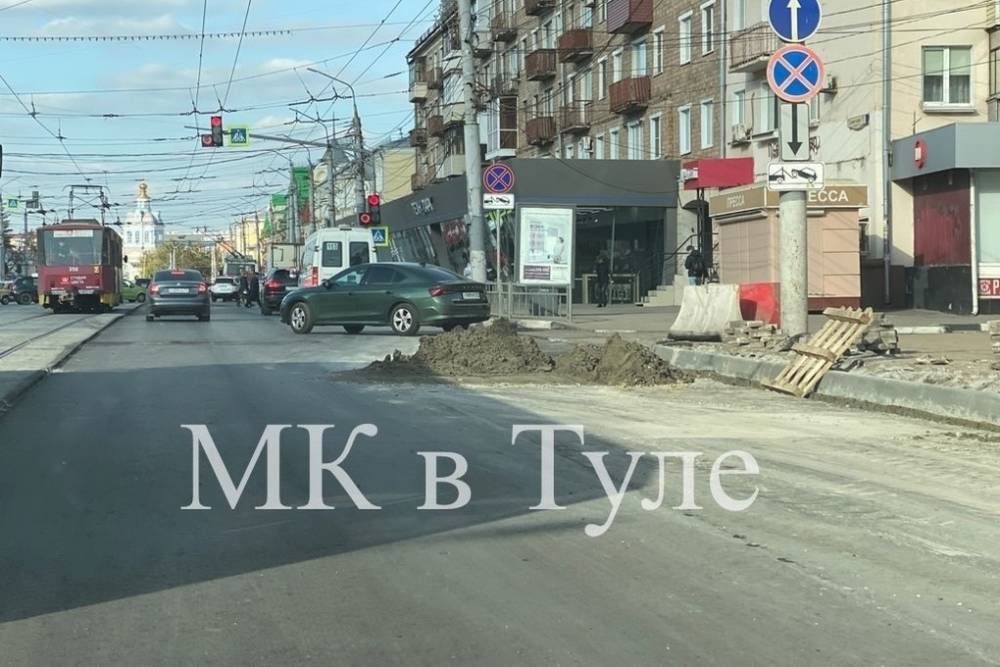 Ремонт дорог в Туле: куча бетона лежит на проезжей части улицы Советской