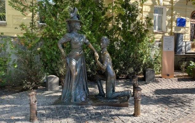 Скульптура Проні Прокопівни у Києві заговорила українською мовою