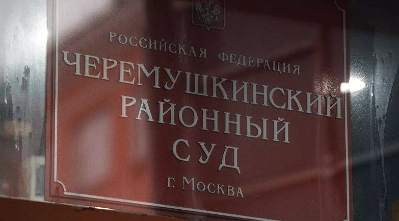 В Москве суд арестовал трех приезжих за жестокое избиение мужчины в метро