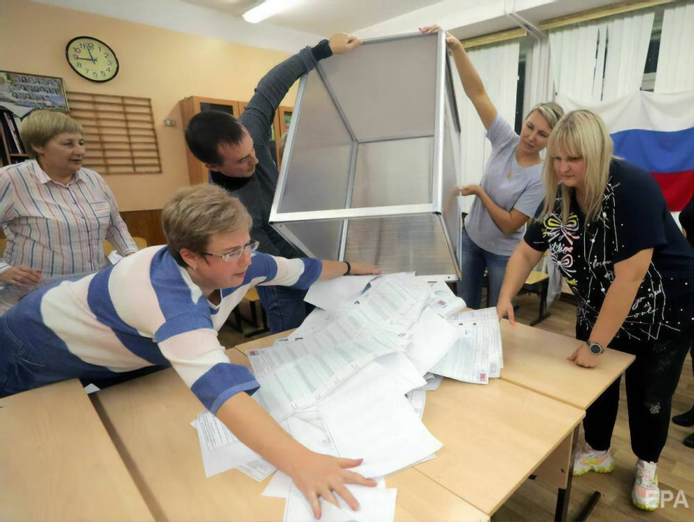 Зеленский ввел в действие санкции против причастных к выборам в Госдуму России в Крыму