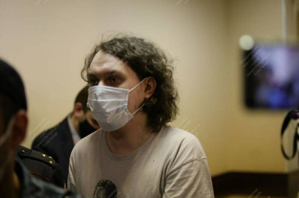 Суд в Петербурге оставил под арестом блогера Хованского