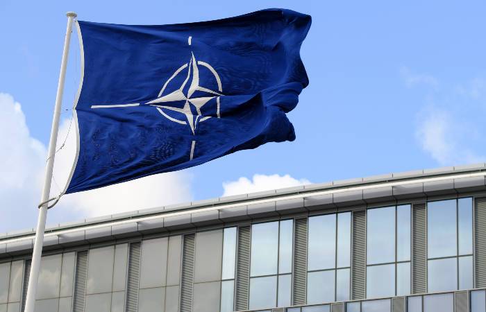 НАТО высылает восемь российских дипломатов за "враждебную деятельность", - СМИ
