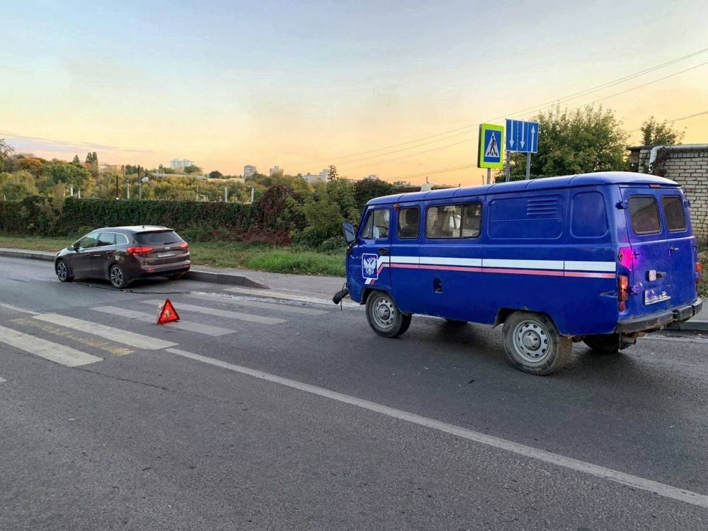 Почтовый автомобиль столкнулся с иномаркой в Липецке