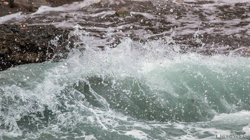 Рыбаки застряли посреди уральского озера во время шторма