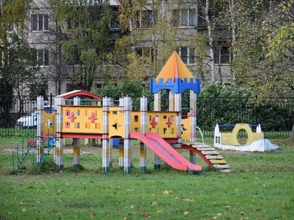 Ребенка госпитализировали в реанимацию с детской площадки в Москве