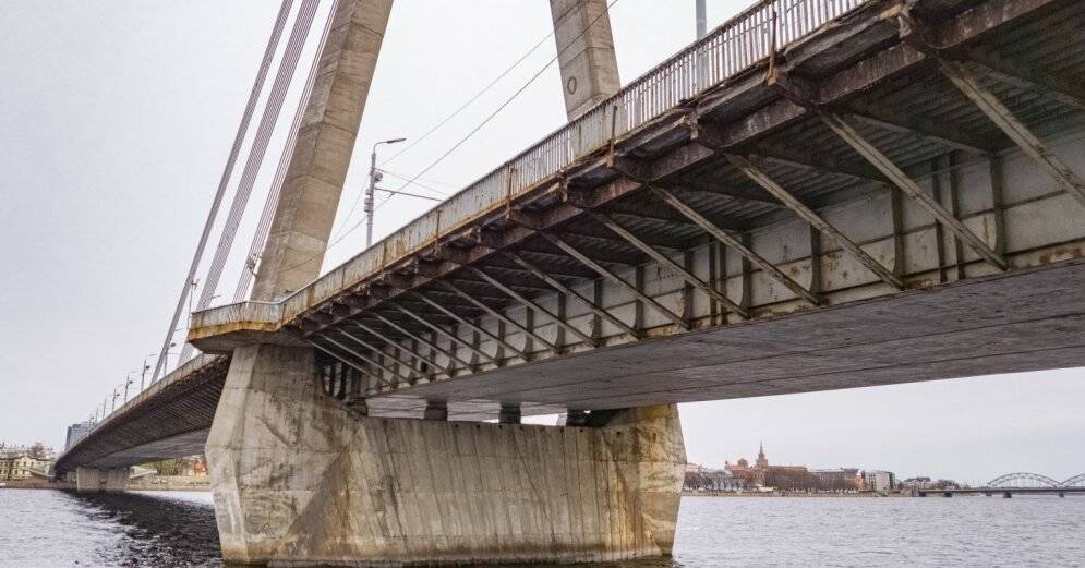 Пара секунд. Случайная прохожая спасла женщину от прыжка с моста в Даугаву