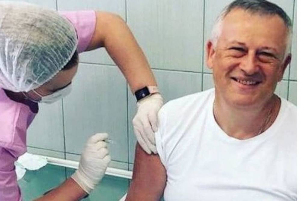 Александр Дрозденко привился от гриппа и попросил всех вакцинироваться