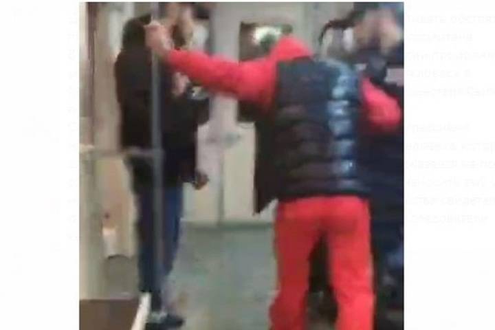 СК: избившие пассажира в метро Москвы хулиганы угрожали полицейским