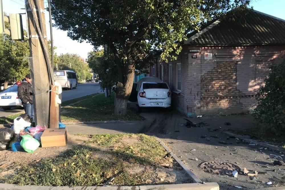 В Ростове водитель иномарки протаранил стену частного дома