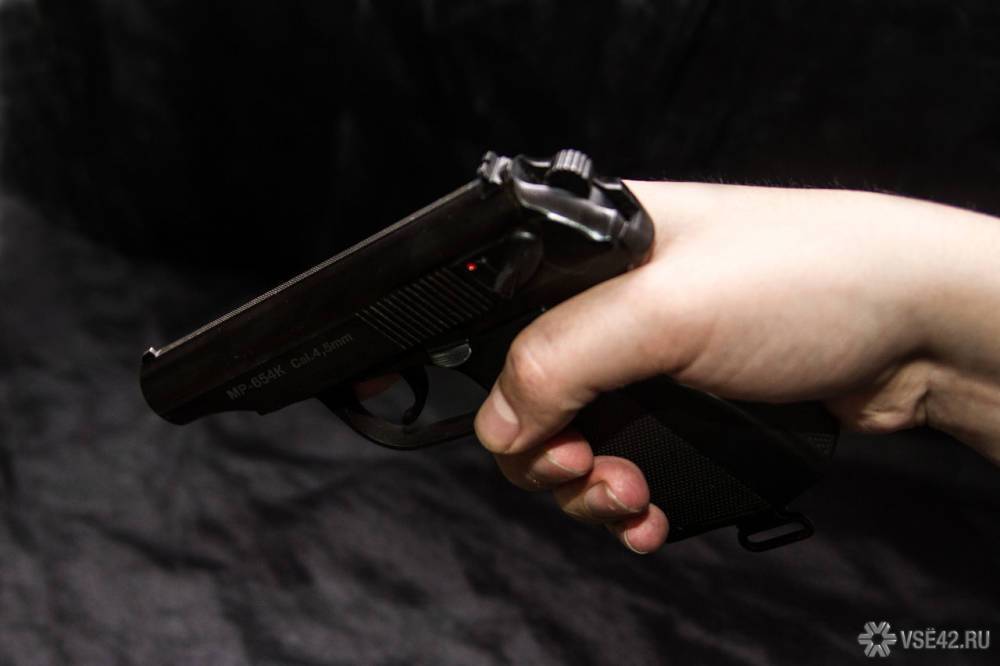 Красноярский подросток с пистолетом ограбил студентов