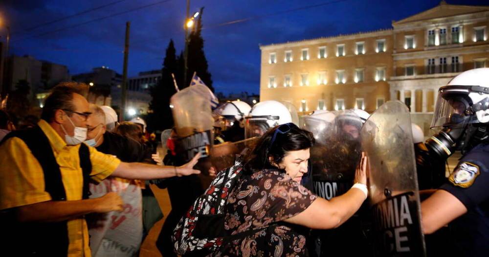 В Греции тысячи учителей разгоняли дубинками на акции протеста