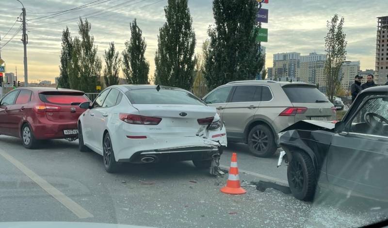 Три машины столкнулись у ТРЦ Лента на Алебашевской в Тюмени