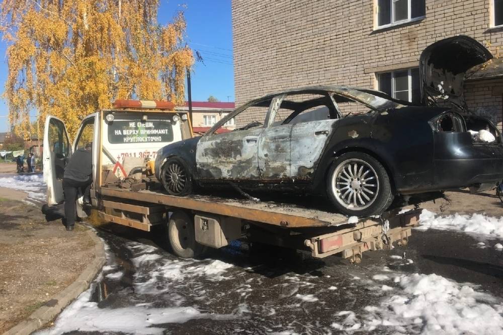 В великолукской деревне сгорел автомобиль