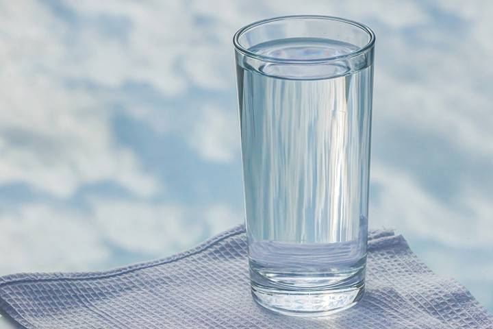 Бактерии, соли, металлы: врач рассказала, когда опасно пить воду из кулера