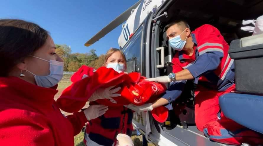 Впервые с Львовщины в Киев на вертолете МВД доставили младенца