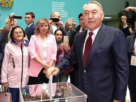 Guardian: Британский писатель тайно получил гонорар за книгу о Назарбаеве