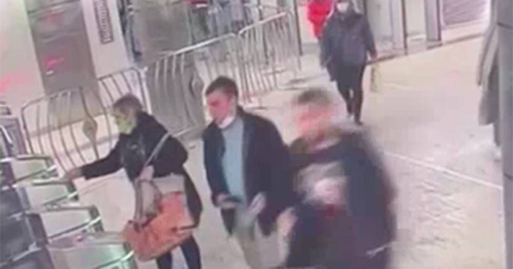 Безбилетник проломил турникет на станции московского метро