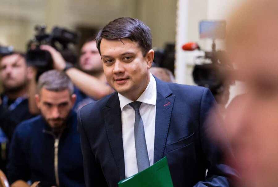 В «Слуге народа» рассказали, как депутатам заплатили за отставку Разумкова