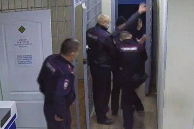 В Новосибирском аэропорту пьяный пассажир напал на сотрудников МВД