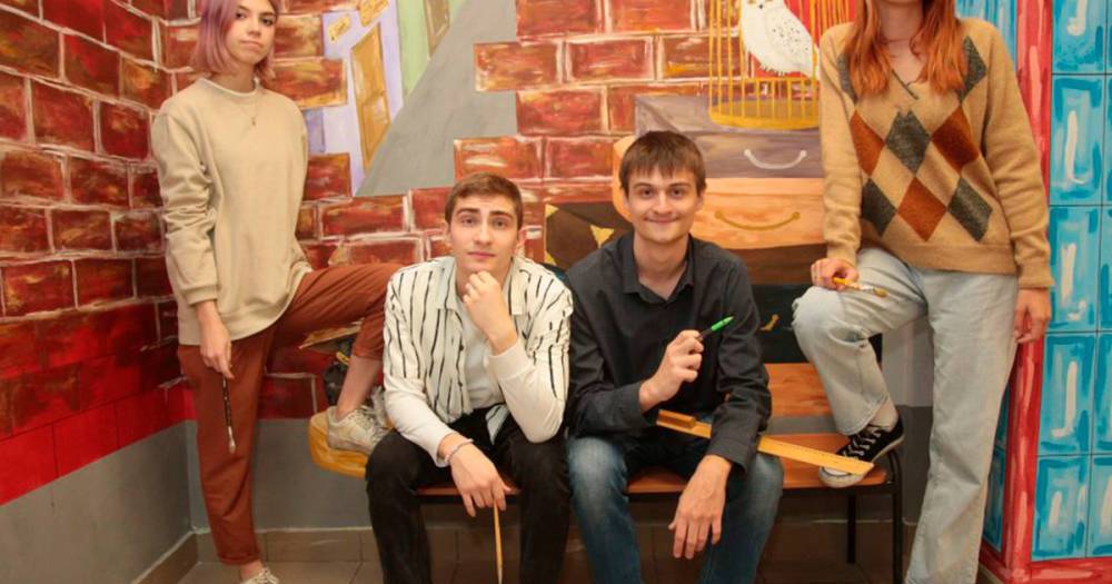 Московские одиннадцатиклассники расписали стены школы
