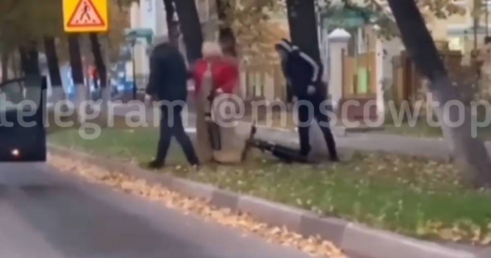 Муж с женой подрались с велосипедистом в Подмосковье и попали на видео