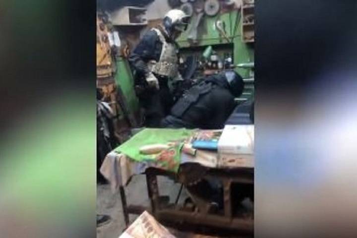 Цех по производству оружия обнаружили полицейские в гараже под Новосибирском