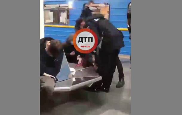 В метро Киева серьезно ранили пассажира