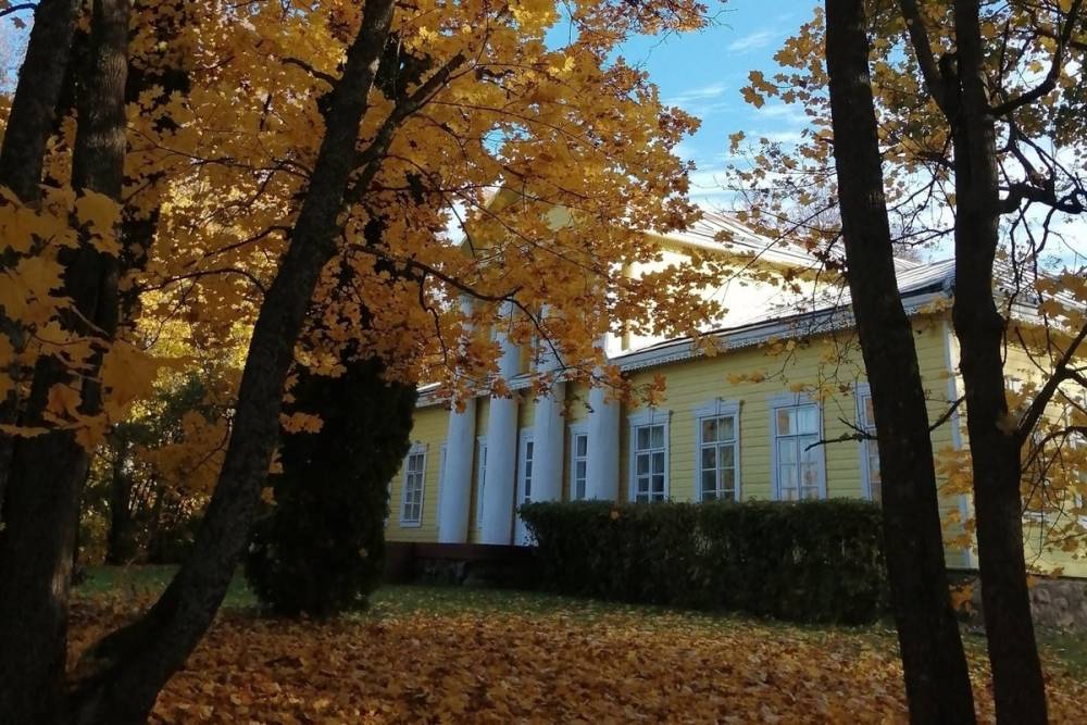 Чарующие снимки золотой осени в музее-усадьбе Мусоргского показали псковичам