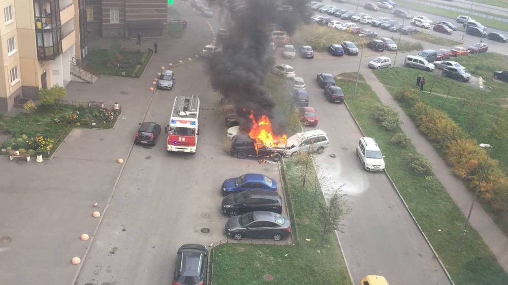 В Петербурге на парковке случился пожар