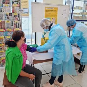 В отделениях «Укрпочты» Запорожской области начали вакцинировать пенсионеров. Фото