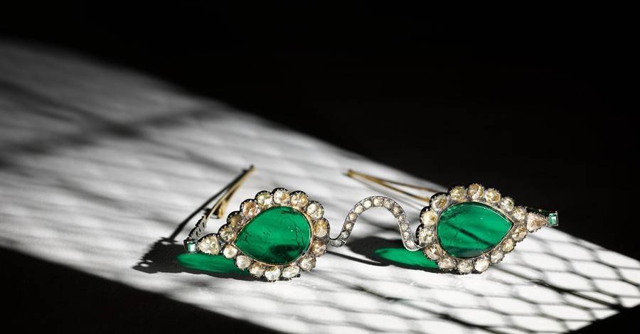 На аукционе Sotheby’s выставили очки с изумрудами и алмазами вместо стекла