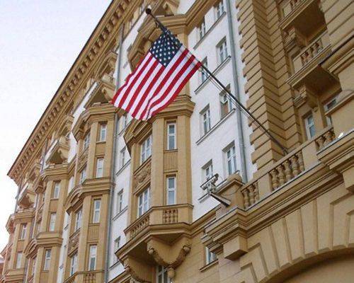 На трех сотрудников посольства США завели дело из-за кражи рюкзака в баре в Москве