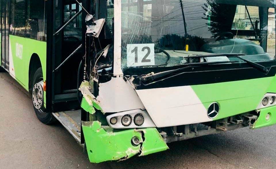 Водитель автобуса Mercedes-Benz снес светофор и врезался в дом в Ташкенте