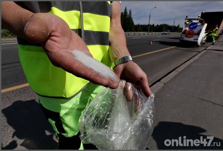 Местные жители испачкали глиной асфальт Гостилицкого шоссе еще до окончания ремонта