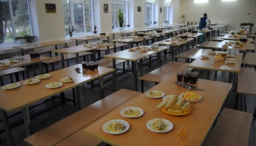 В школе Ужгорода детей кормили блинами в полиэтиленовых файлах