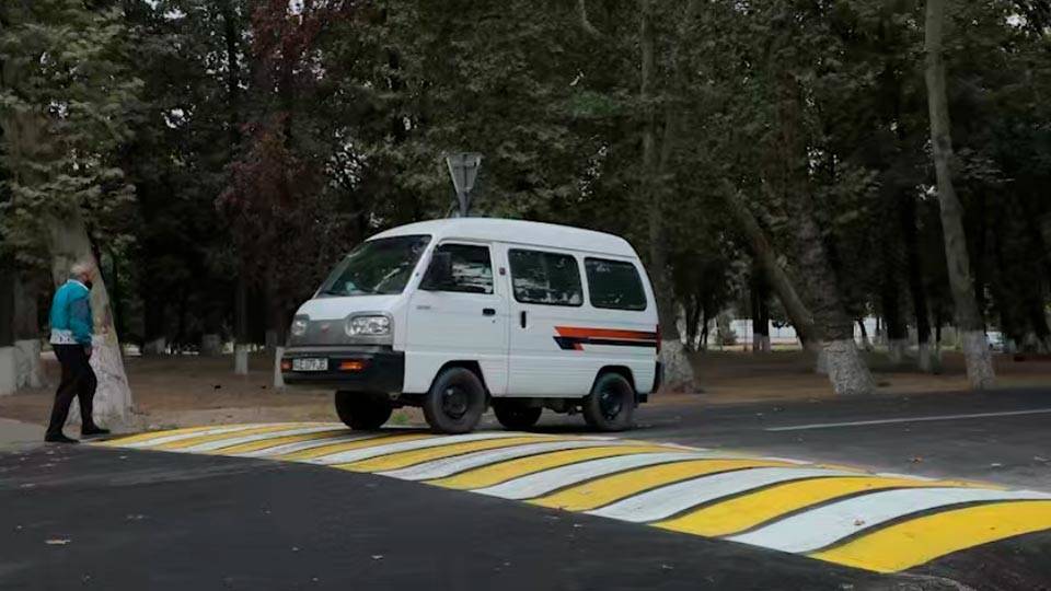 В Ташкенте появился приподнятый пешеходный переход. Выглядит он неказисто, но это шаг вперед к обеспечению безопасности пешеходов