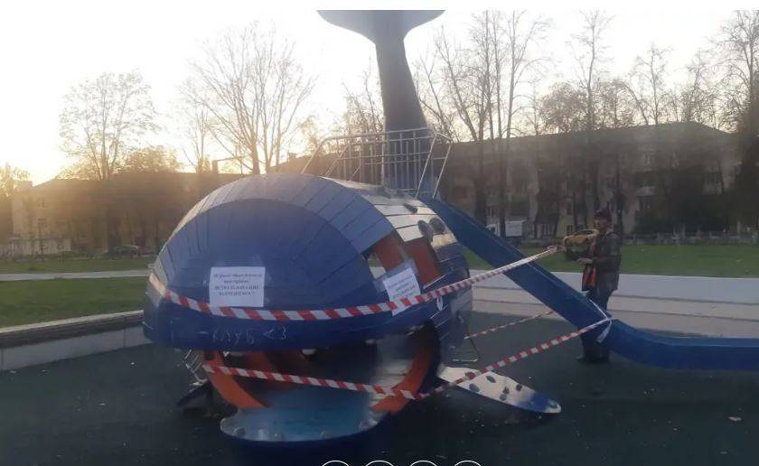 В Туле вандалы разрушили фигуру синего кита в Кировском сквере