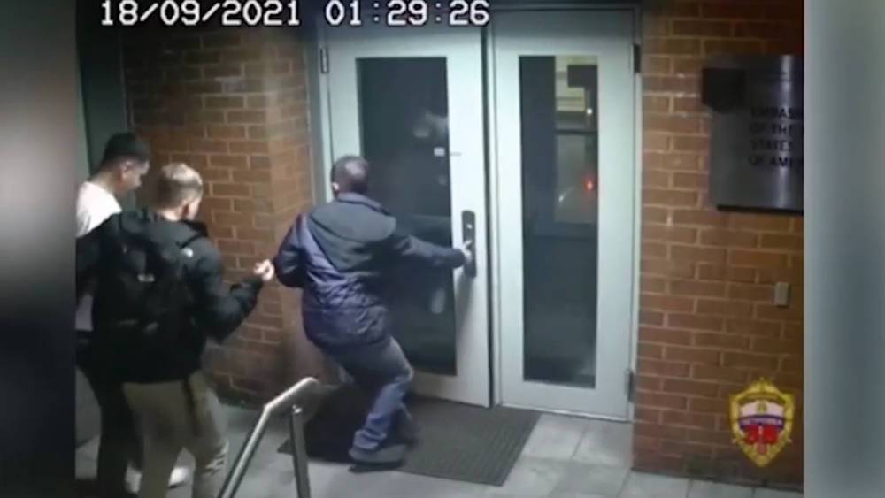 Американские морпехи украли рюкзак в московском кафе (видео)
